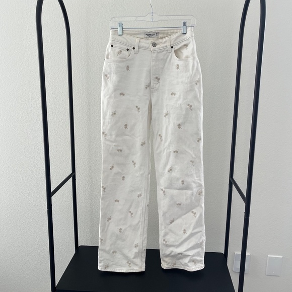 ABERCROMBIE & FITCH | Curve Love High Rise 90s Relaxed Jean Cream Embroidered - Picture 6 of 12